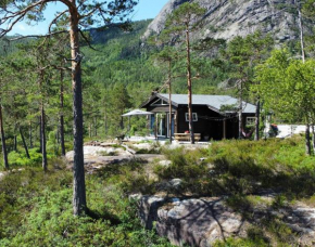 Cosy cabin between lake and mountain